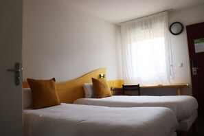 Basic Twin Room | 1 bedroom, individually furnished, desk, iron/ironing board - Hôtel Lémand Lyon Est - Villefontaine (Villefontaine)