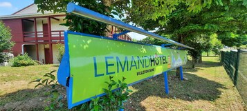 Placa de identificação do Hotel Lemand em Villefontaine.