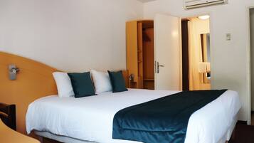 1 makuuhuone, yksilöllisesti kalustettu, työpöytä, silitysrauta/-lauta