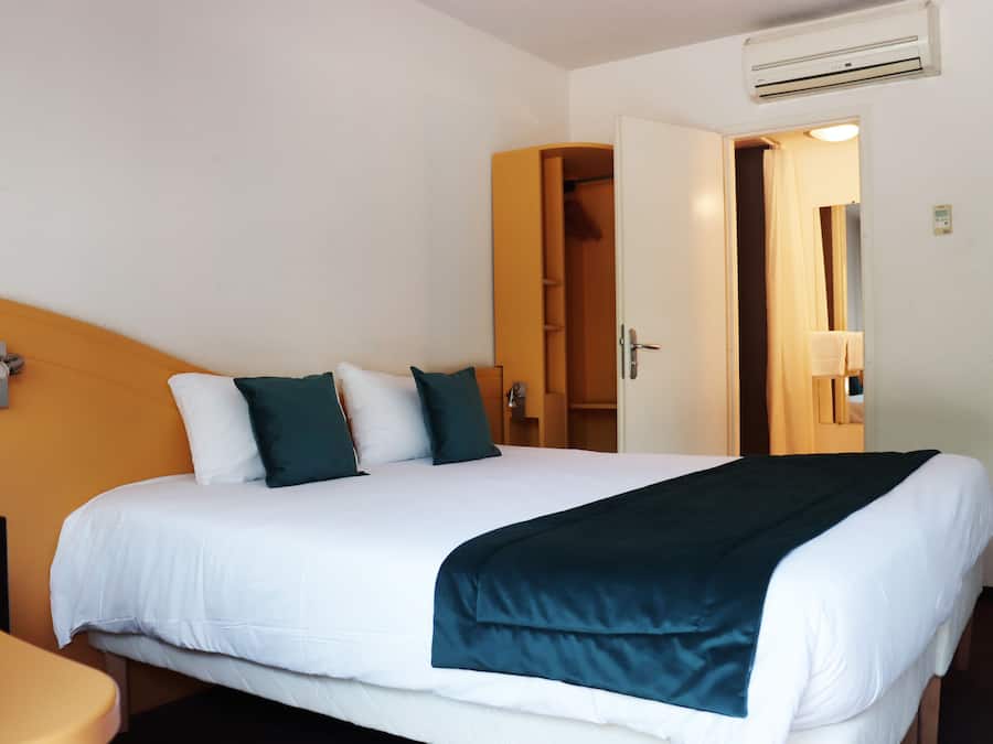 1 soverom, individuelt innredet, skrivebord og strykejern/-brett