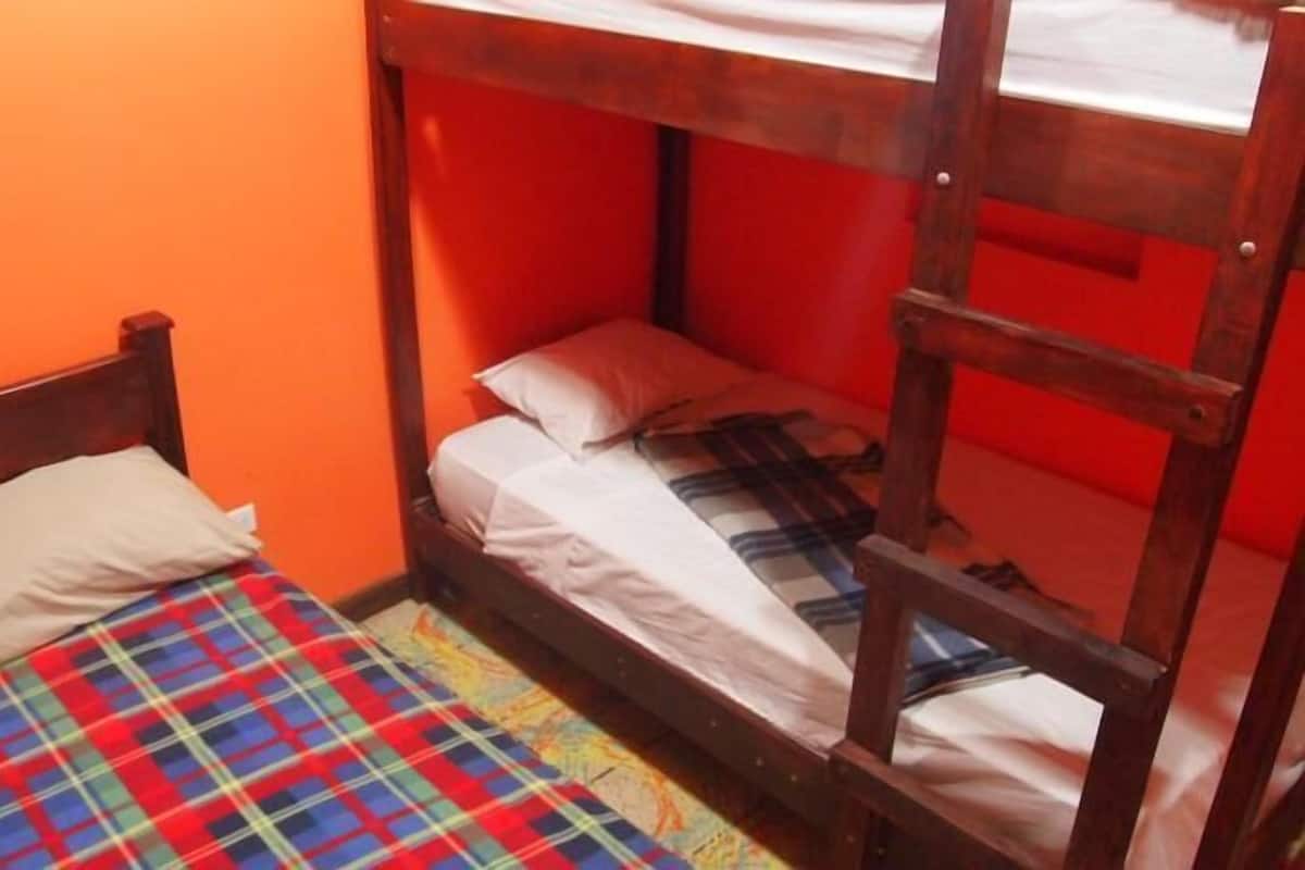 Chambre Quadruple Économique, salle de bains commune