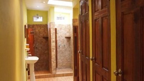 Bathroom - Coral Reef Surf Hostel (Tamarindo)