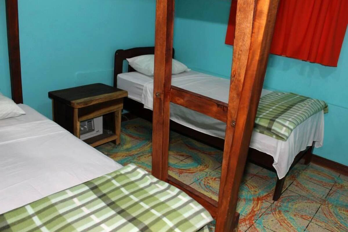 Habitación triple básica, baño compartido | Insonorización y wifi gratis