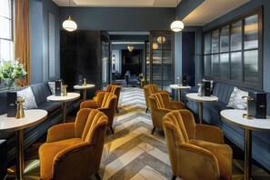 Serves lunch and dinner - Courtyard by Marriott Edinburgh (Edinburgh)