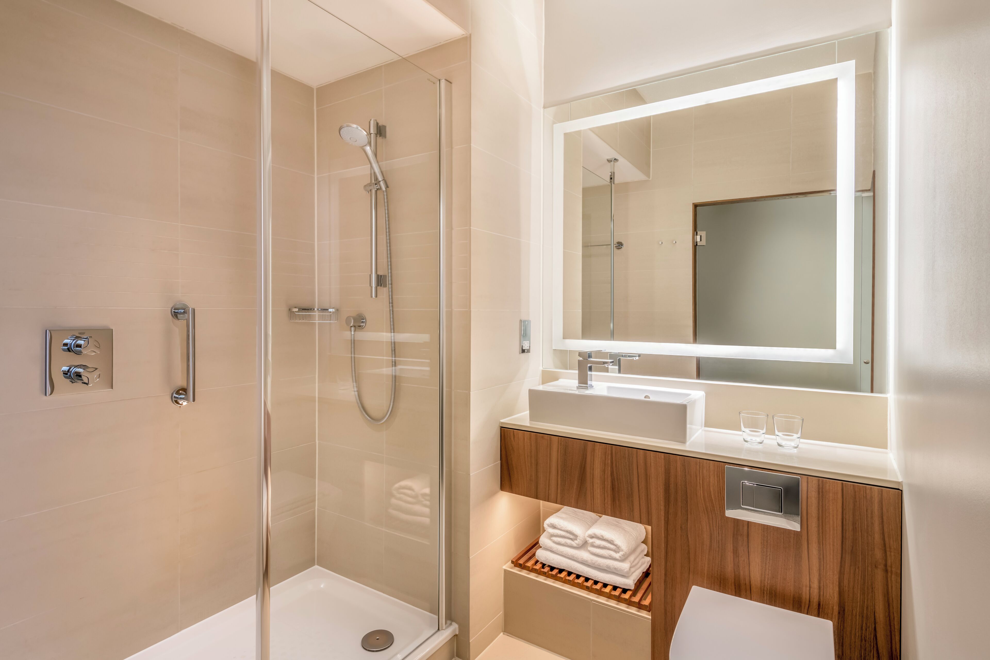 Room, 1 King Bed | Bathroom | Shower, free toiletries, hair dryer, towels