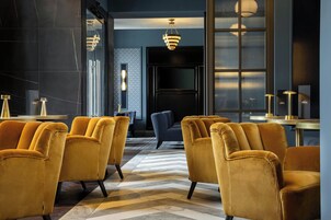 Serves lunch and dinner