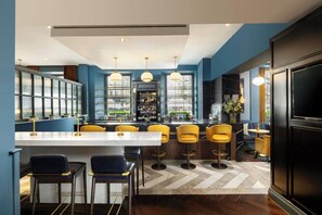 Serves lunch and dinner