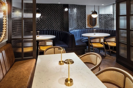 Se sirven desayunos, comidas, cenas y cocina internacional