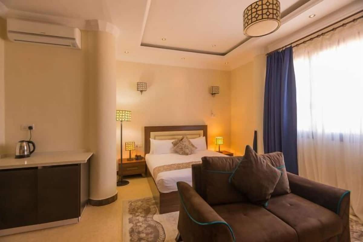 1 bedroom, Egyptian cotton sheets, premium bedding, down duvets