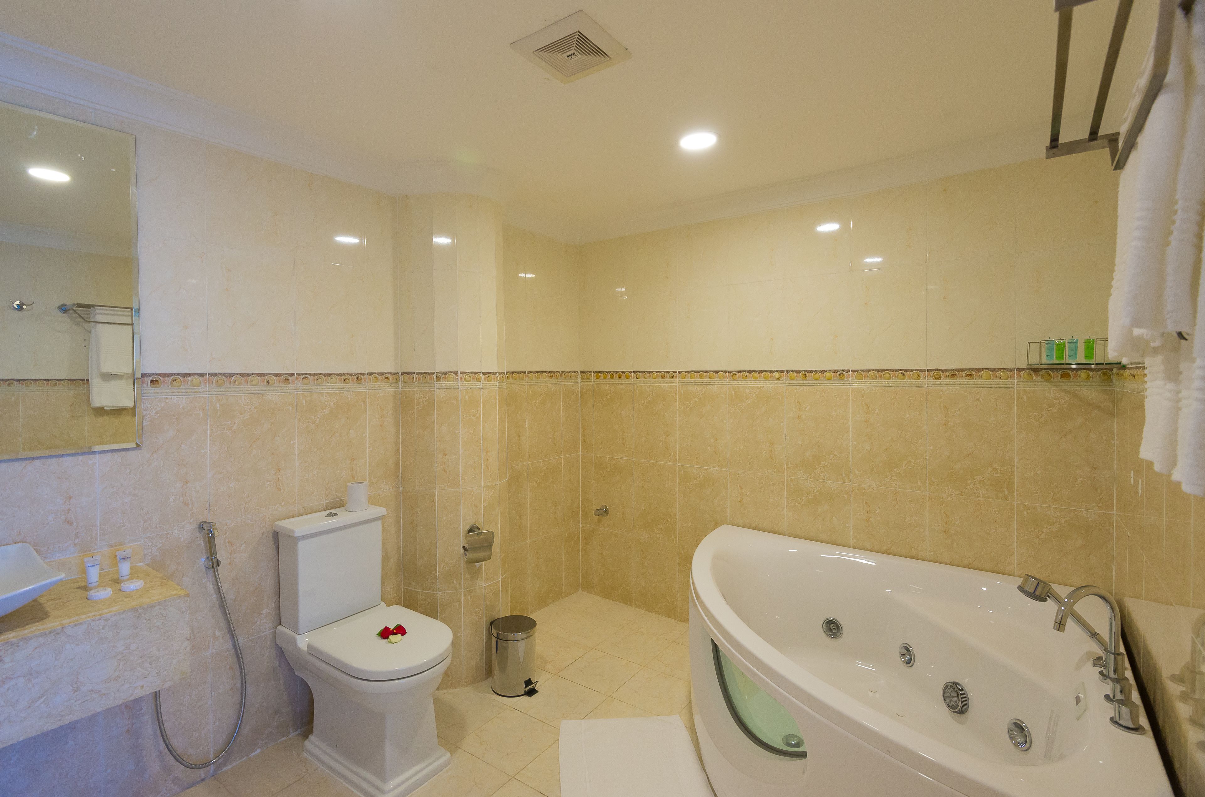 A bathroom with a toilet, sink, and bathtub.