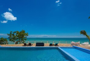 Una piscina al aire libre, sombrillas