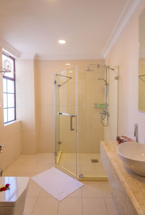 Chambre Supérieure, 1 très grand lit, vue ville | Salle de bain | Douche, douche à « effet pluie », articles de toilette écologiques