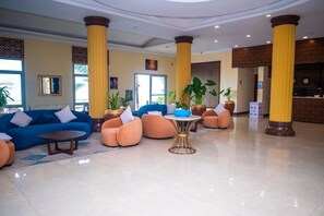 Coin salon dans le hall