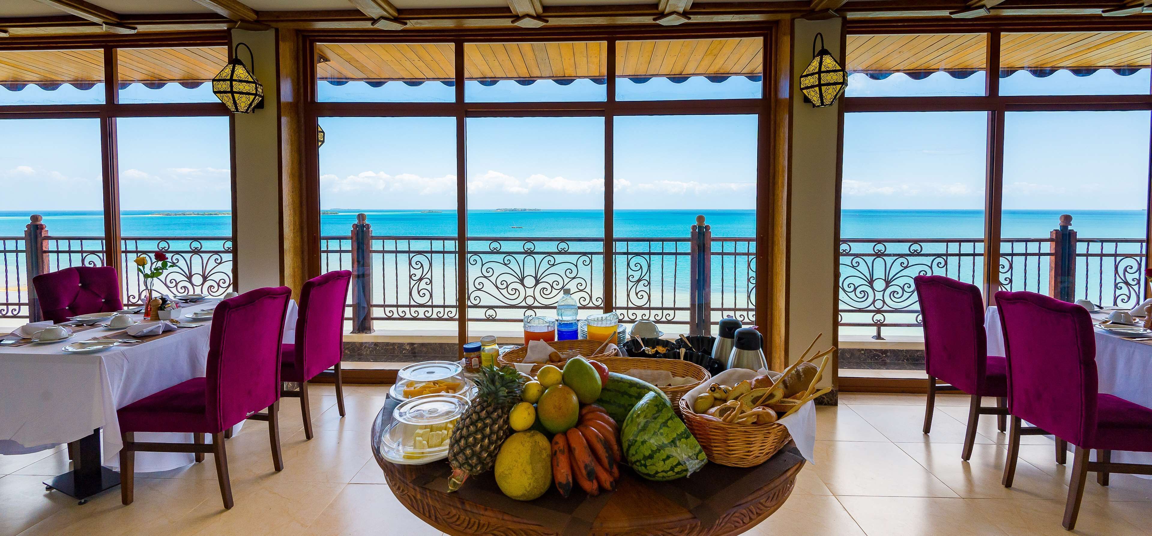 Dîner, souper et brunch servis sur place, vue sur la plage 