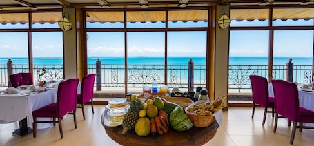 Lunch, dinner and brunch served . Golden Tulip Zanzibar Resort