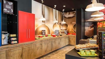 Desk, soundproofing, free WiFi, bed sheets