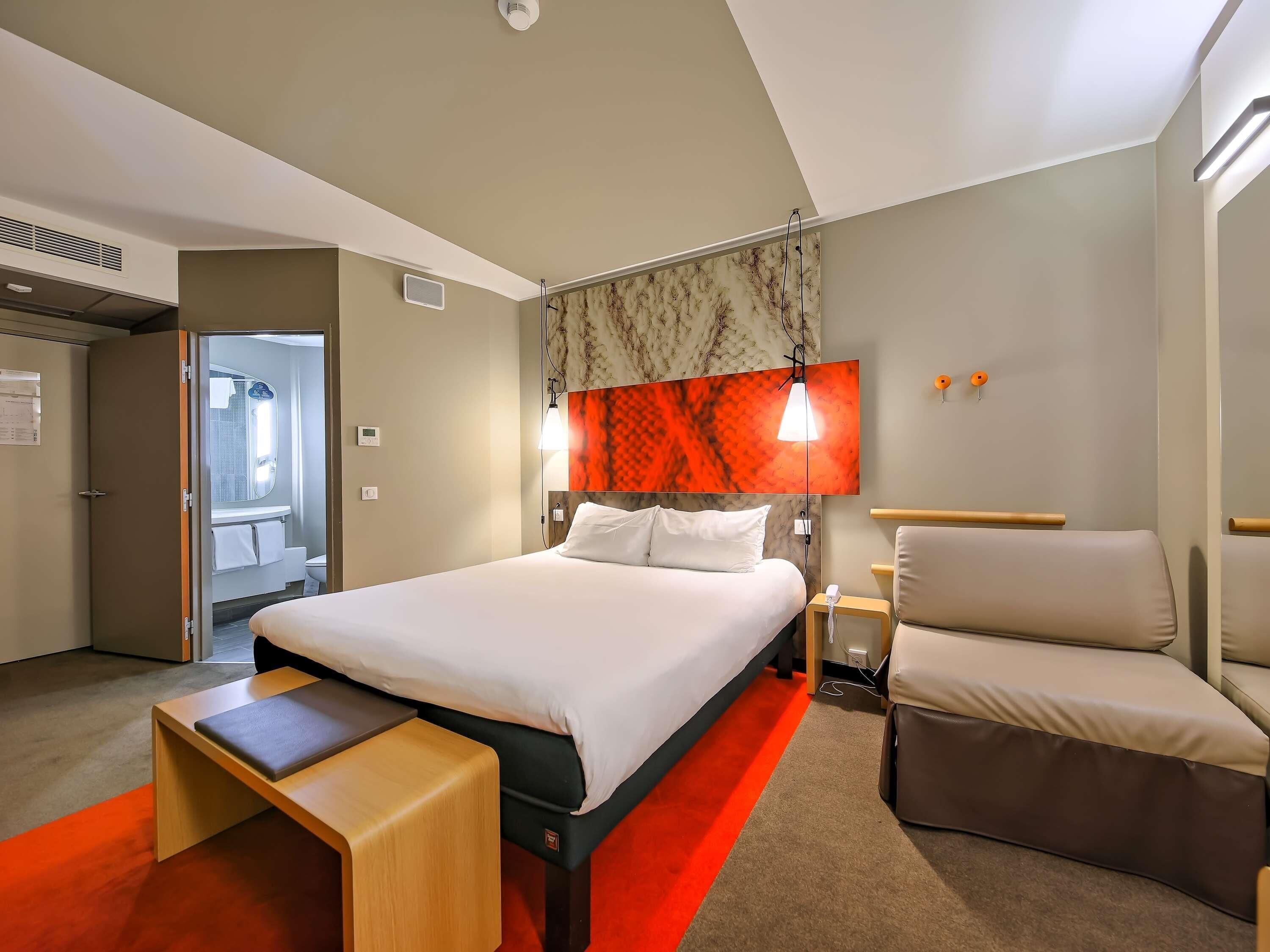 Habitación Confort, 1 cama de matrimonio | Escritorio, sistema de insonorización, wifi gratis y ropa de cama