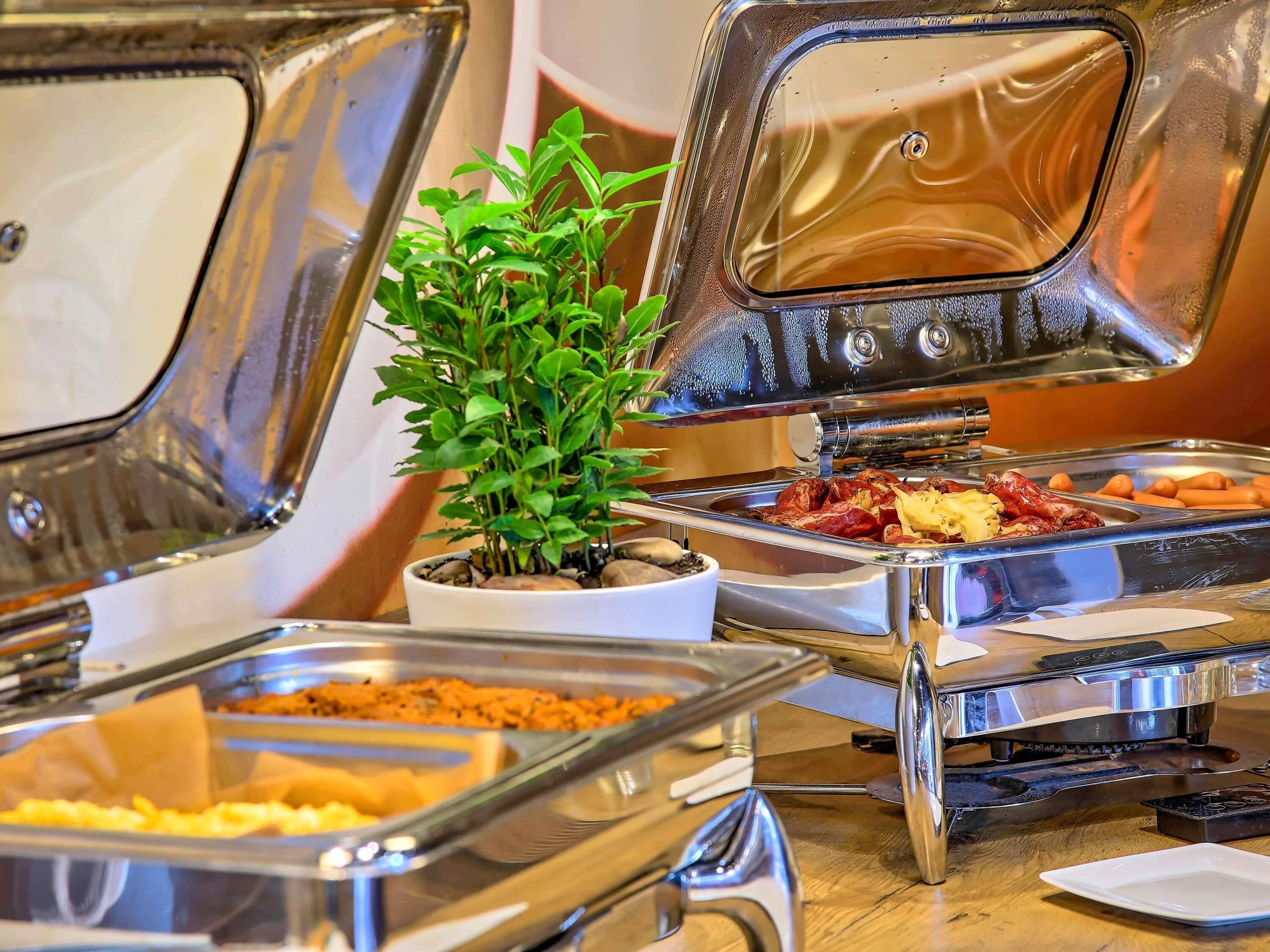 daily buffet breakfast (pln 59 per person)