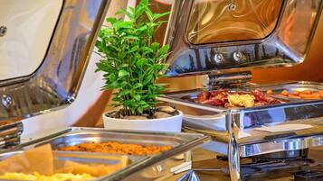 Daily buffet breakfast (PLN 65 per person)
