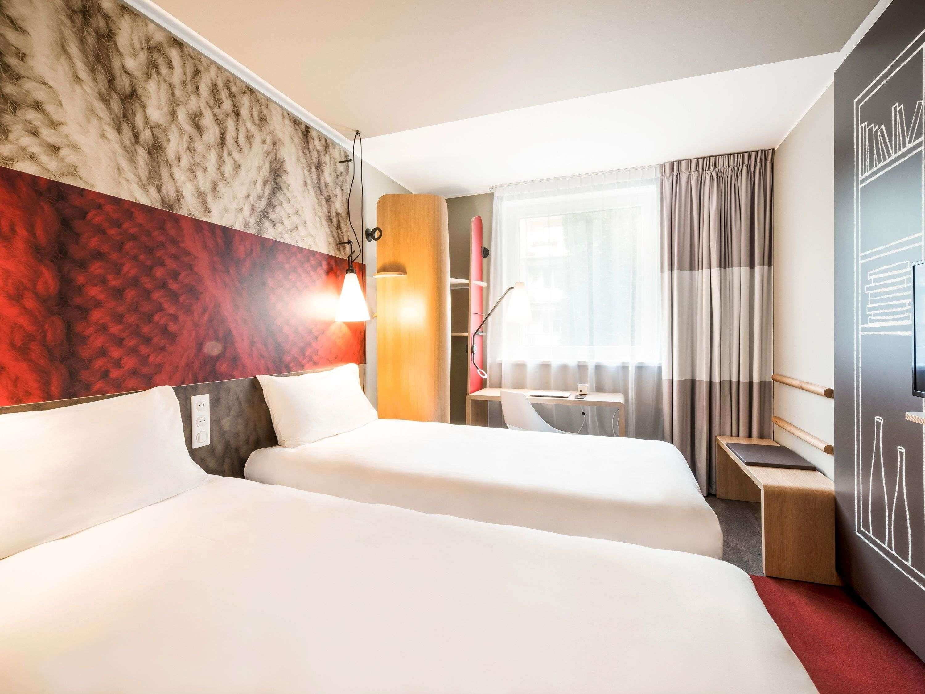 Twin kamer, 2 eenpersoonsbedden | Een bureau, geluiddichte muren, gratis wifi, beddengoed