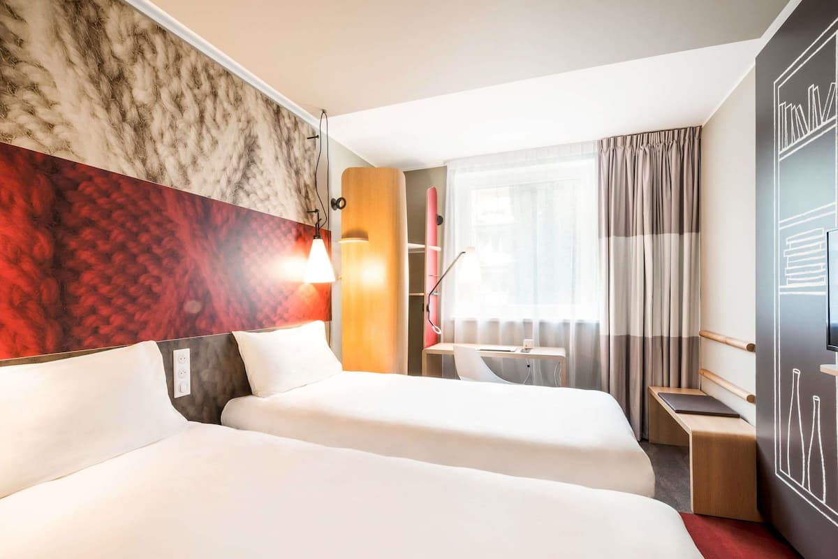 Twin kamer, 2 eenpersoonsbedden | Een bureau, geluiddichte muren, gratis wifi, beddengoed