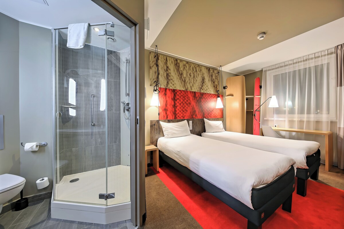 Twin Room, 2 Single Beds | Desk, soundproofing, free WiFi, bed sheets