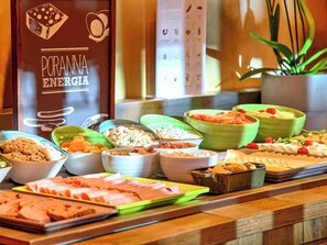Daily buffet breakfast (PLN 59 per person)