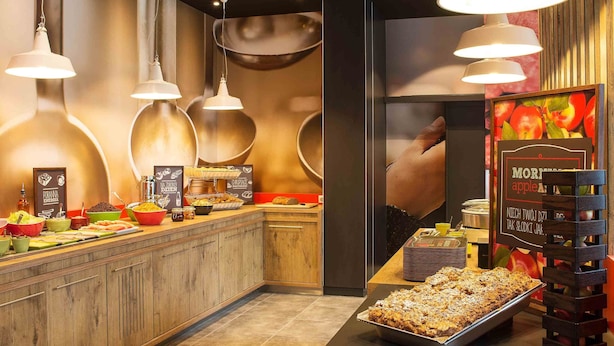 Zona de buffet per esmorzar amb diverses opcions gastronòmiques i una gran exhibició de fruita.