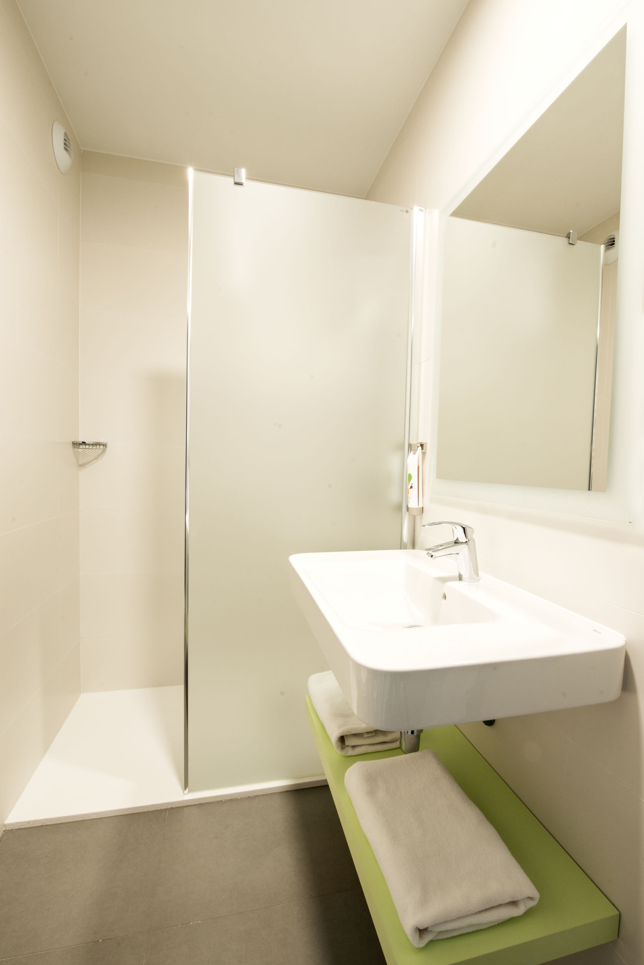 standard room, 2 single beds | bathroom | shower, eco-friendly toiletries, hair dryer, towels