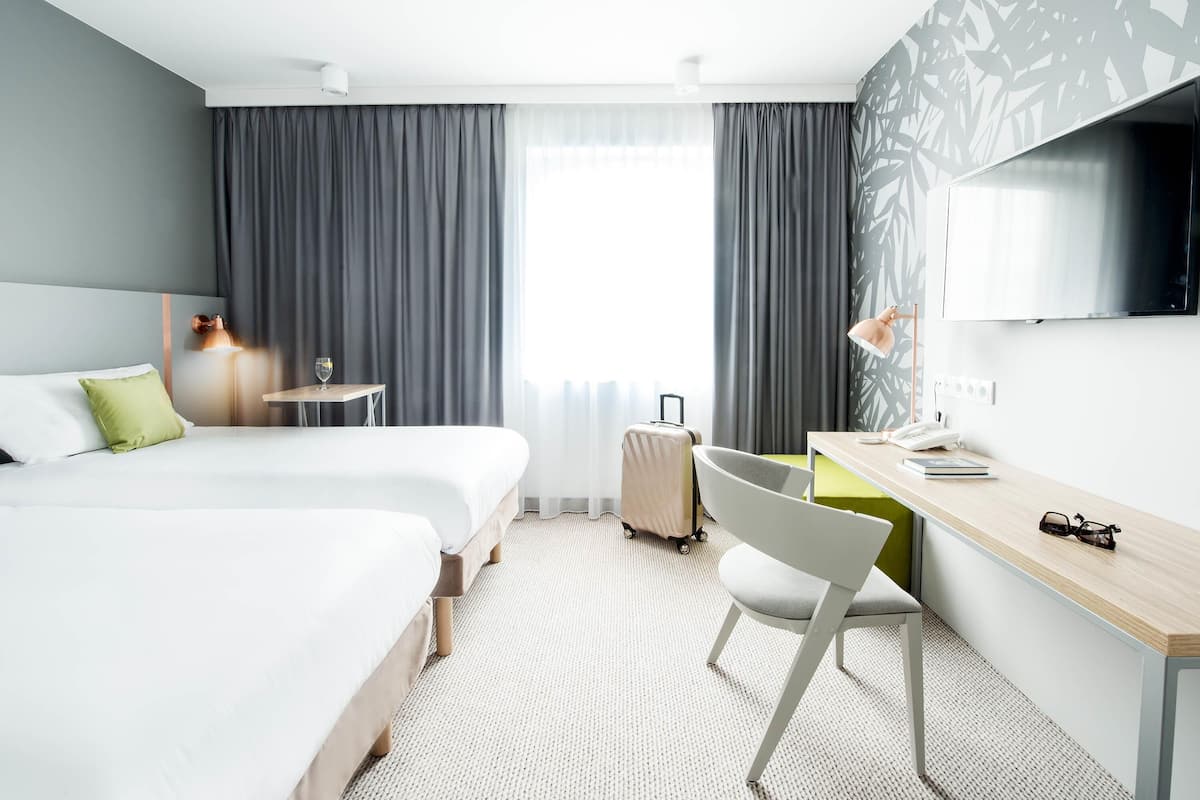 Quarto standard, 2 camas de solteiro | Cofres nos quartos, escrivaninha, espaço de trabalho para notebook