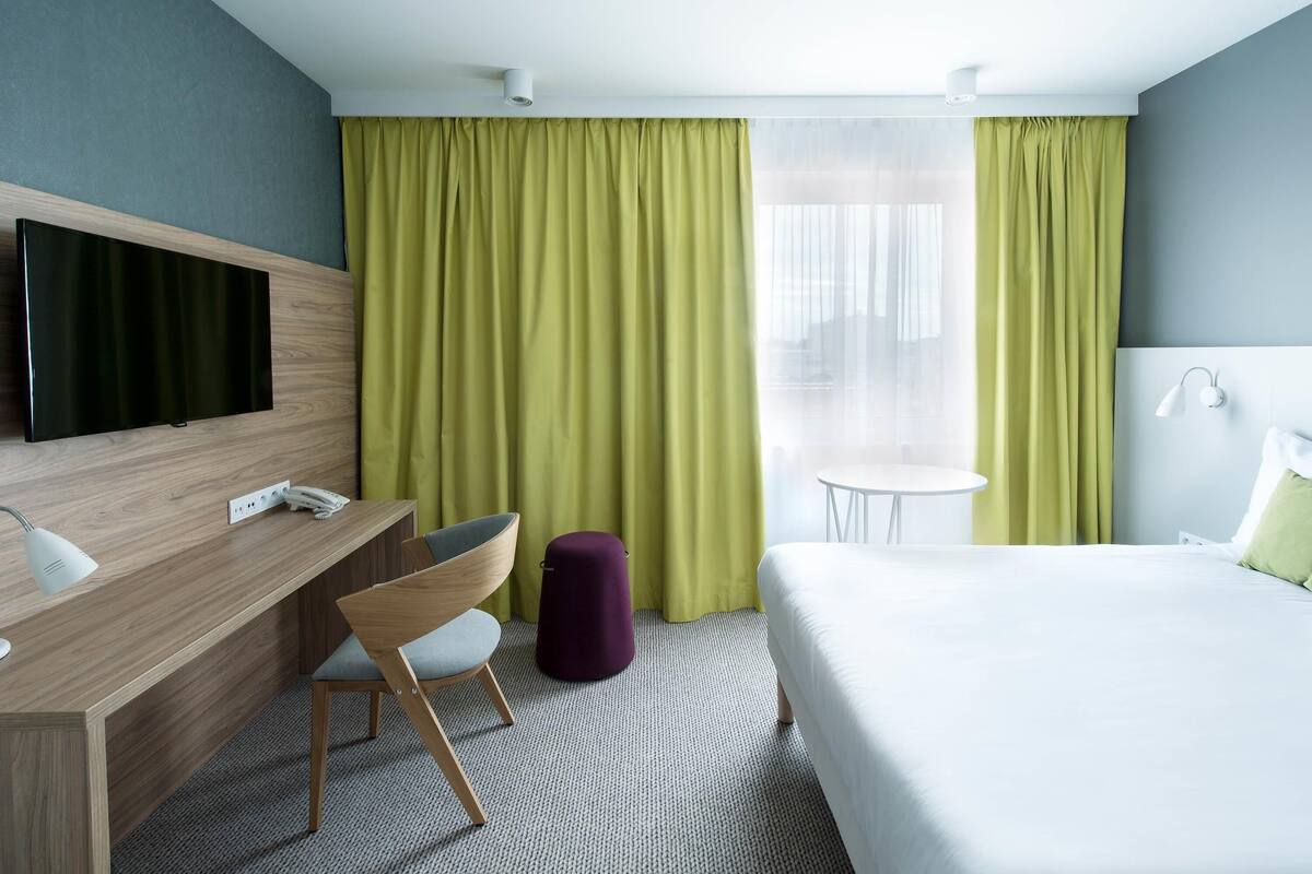 Standard Double Room, 1 Double Bed | In-room safe, desk, laptop workspace, soundproofing