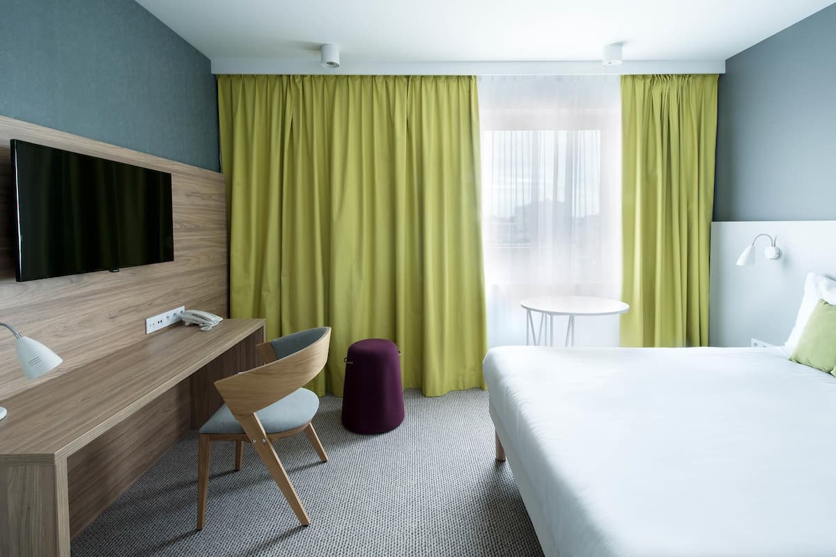 Quarto casal standard, 1 cama de casal | Cofres nos quartos, escrivaninha, espaço de trabalho para notebook