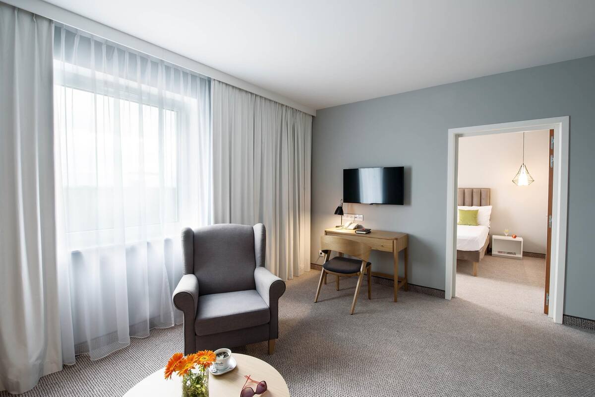 in-room safe, desk, laptop workspace, soundproofing