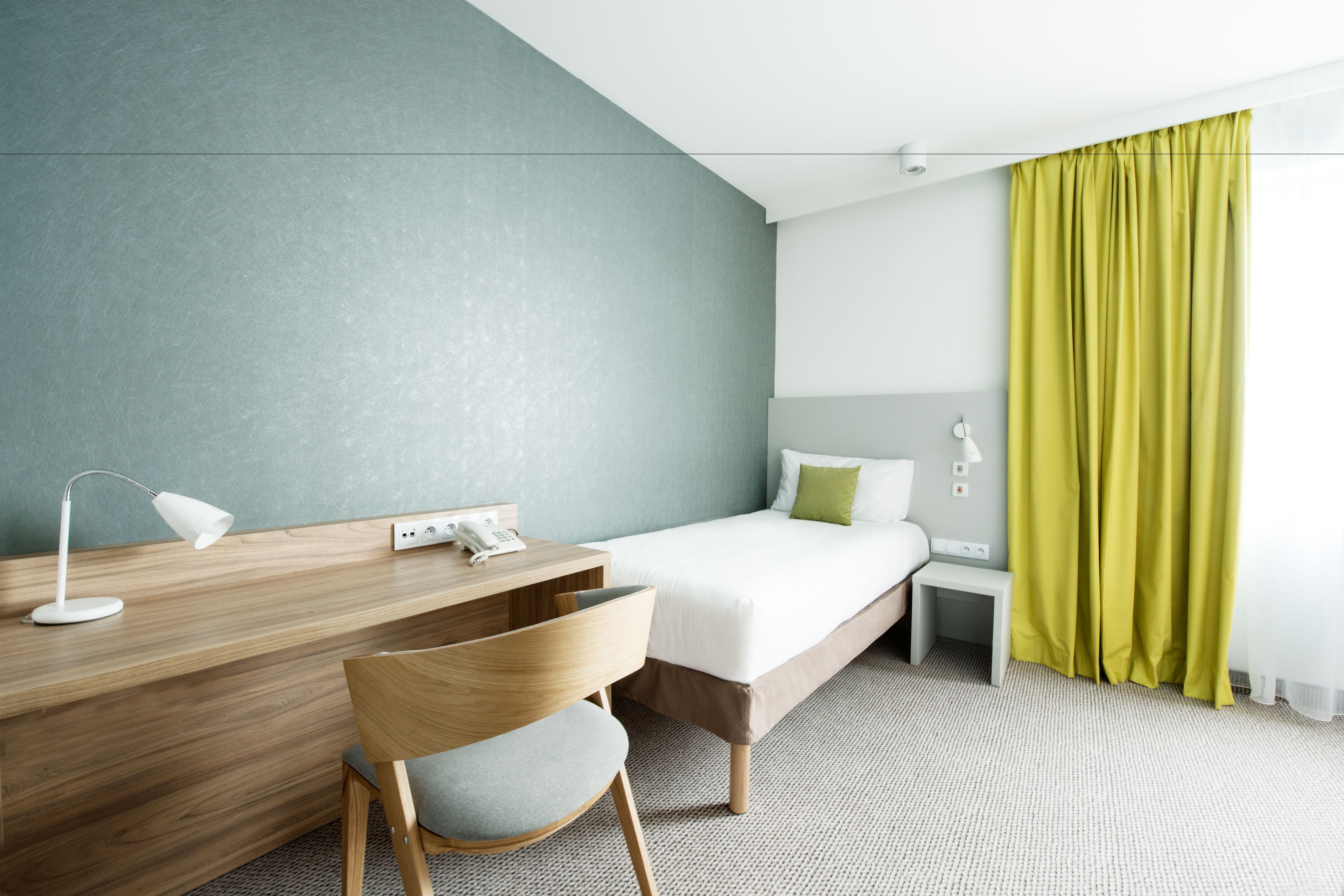 standard room, 2 single beds | in-room safe, desk, laptop workspace, soundproofing