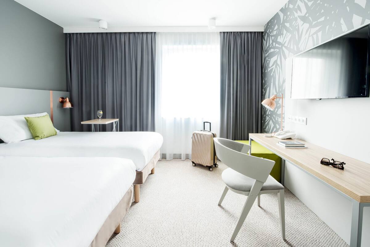 Standard Room, 2 Single Beds | In-room safe, desk, laptop workspace, soundproofing