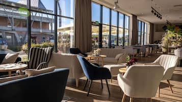 Der serveres morgenmad, frokost, aftensmad og internationale retter