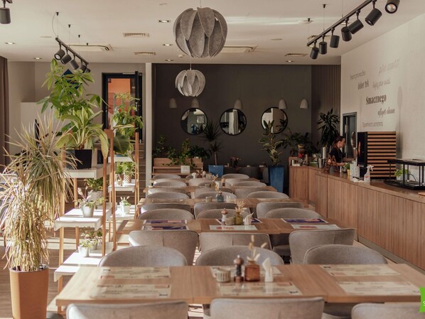 Petit déjeuner, déjeuner et dîner servis sur place