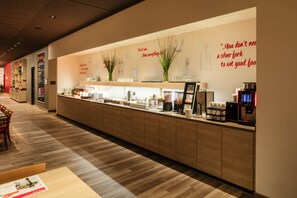 Café da manhã para viagem todos os dias (EUR 17 por pessoa) 