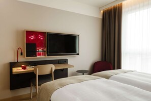 Business Twin Room, 2 Single Beds, Non Smoking, Air conditioning | Hypo-allergenic bedding, in-room safe, desk, blackout curtains - IntercityHotel Braunschweig (Braunschweig)