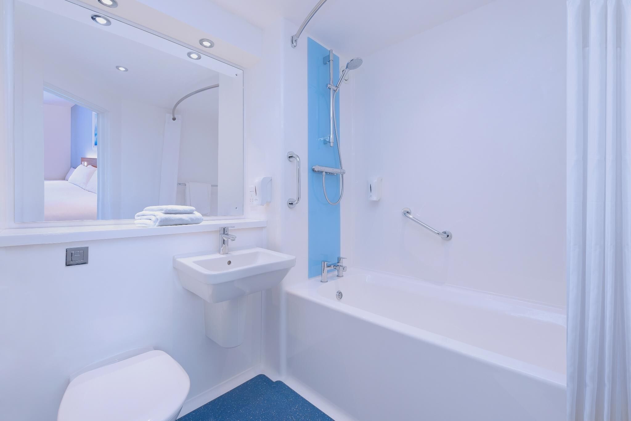 A bathroom with a white sink, toilet, and bathtub.