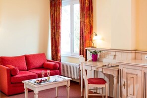 Suite junior | Área de sala de estar | Televisión de pantalla plana 