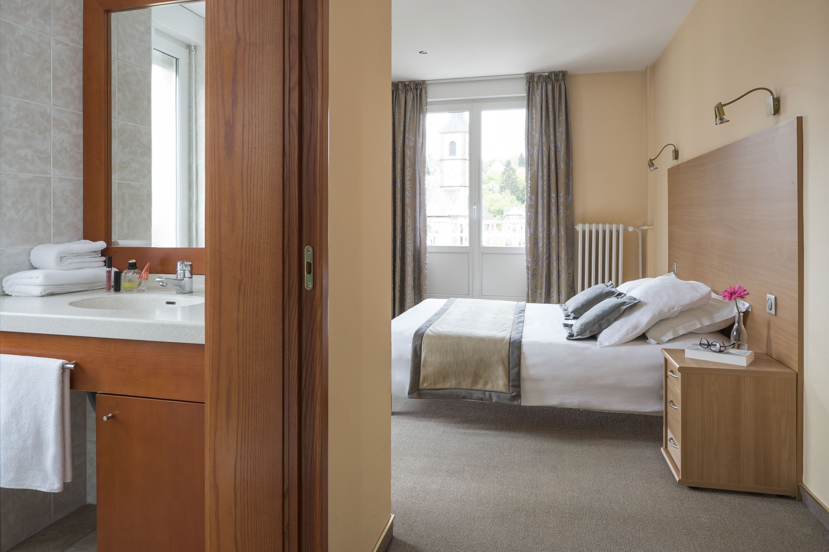 single room | premium bedding, individually decorated, individually furnished, desk