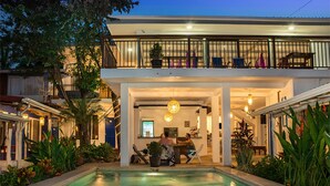 Hồ bơi ngoài trời