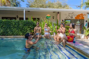 Outdoor pool - La Botella de Leche - Hostel (Tamarindo)