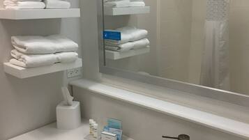 Habitación, 2 camas Queen size, para no fumadores | Lavabo en el baño
