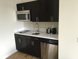 Refrigerador, microondas, cafetera/tetera