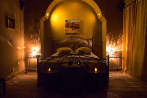 Roupas de cama premium, cofres nos quartos, individualmente decorados