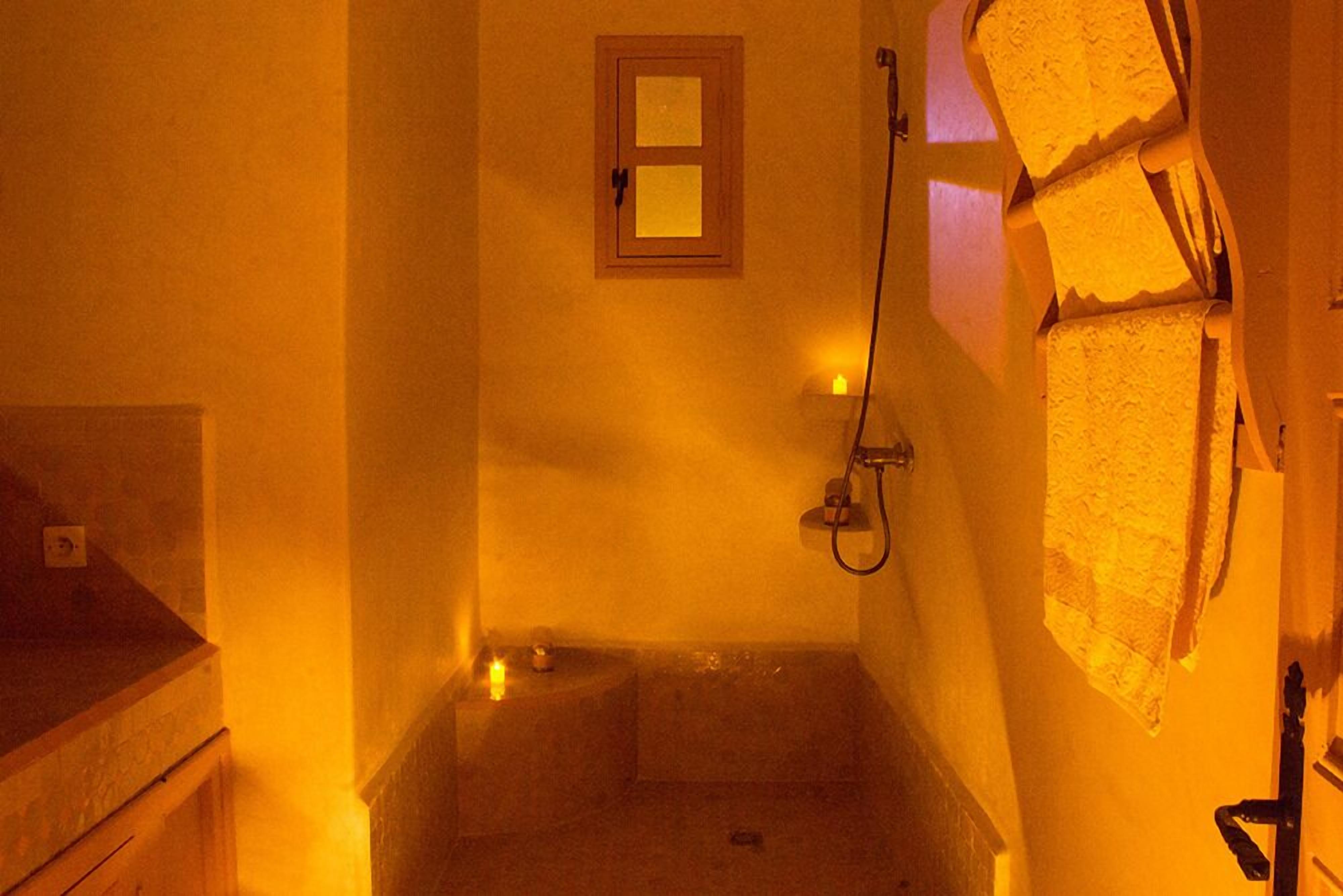 Comfort Twin Room, 2 Katil Bujang (Single), Private Bathroom, Pool View | Bilik Mandi | Pancuran mandi, kelengkapan dandanan diri percuma, pengering rambut 