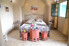 Ropa de cama de alta calidad y caja de seguridad en la habitación 