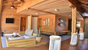Interior - Casa Aura Beachfront Premium Hostel (Tamarindo)